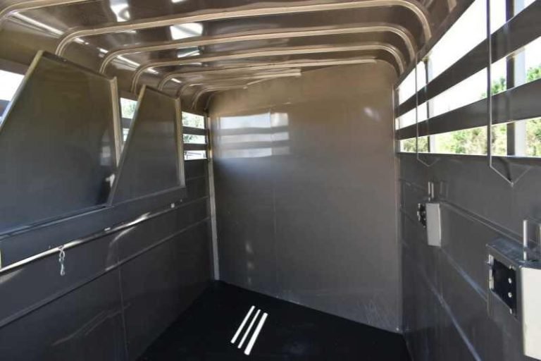 2017 CM 3HSLBP 3 Horse Trailer image 10