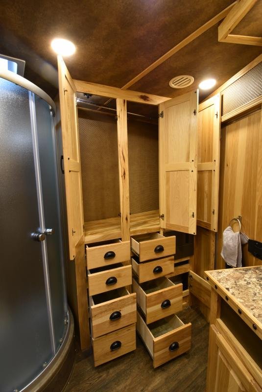 2018 Lakota Bighorn 3 Horse Living Quarters image 25