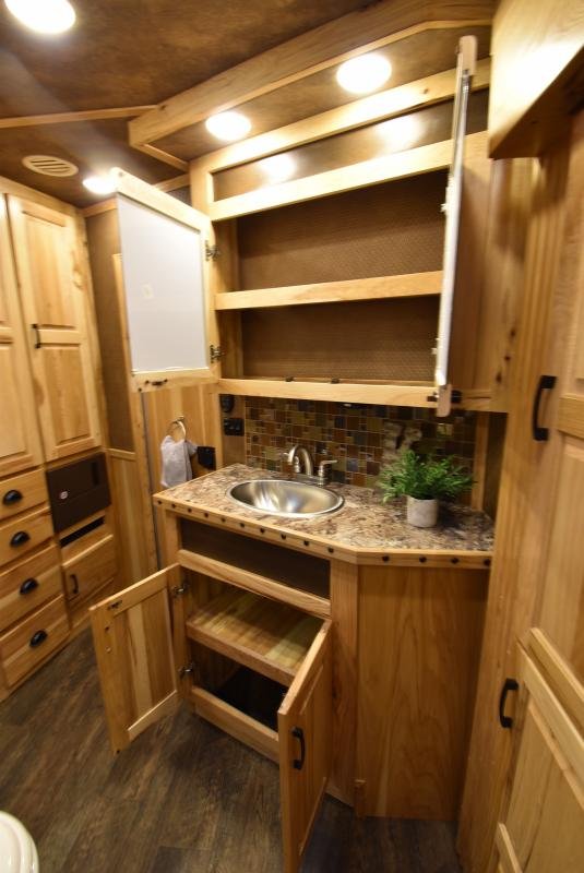 2018 Lakota Bighorn 3 Horse Living Quarters image 23