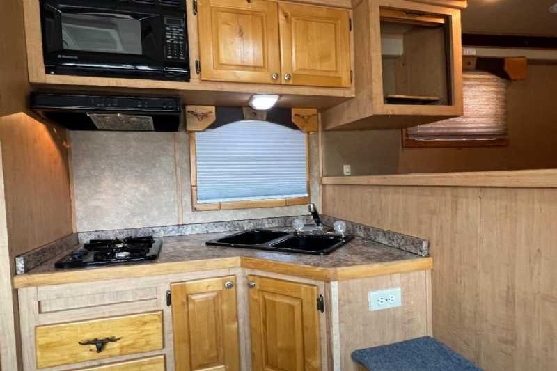 2006 Featherlite 8412LQ 4 Horse Trailer with 12′ Short Wall image 19