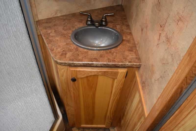 2015 Lakota 8411GLQ 4 Horse Trailer with 11′ Short Wall image 16