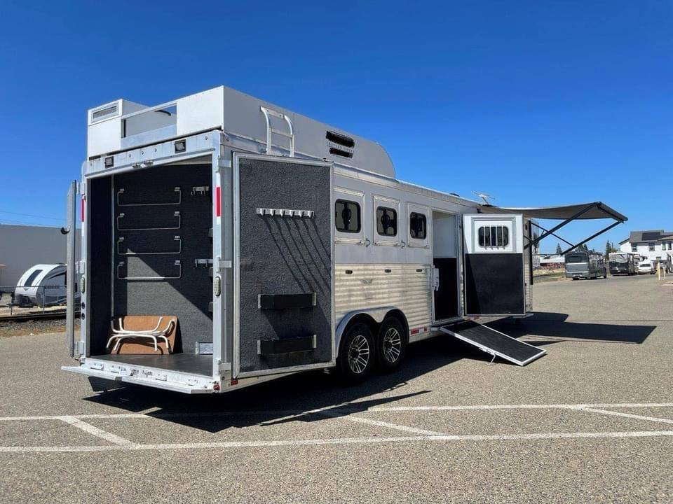 2015 Lakota Bighorn Edition 8414 4 Horse Trailer With Living Quarters “1 Slide” image 5