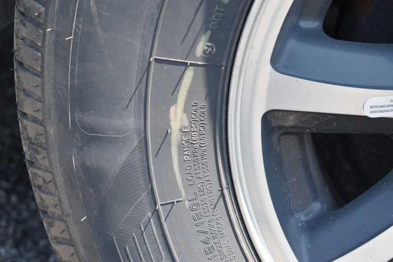 2020 Bison Laredo 3 Horse Trailer with 11′ Short Wall image 33