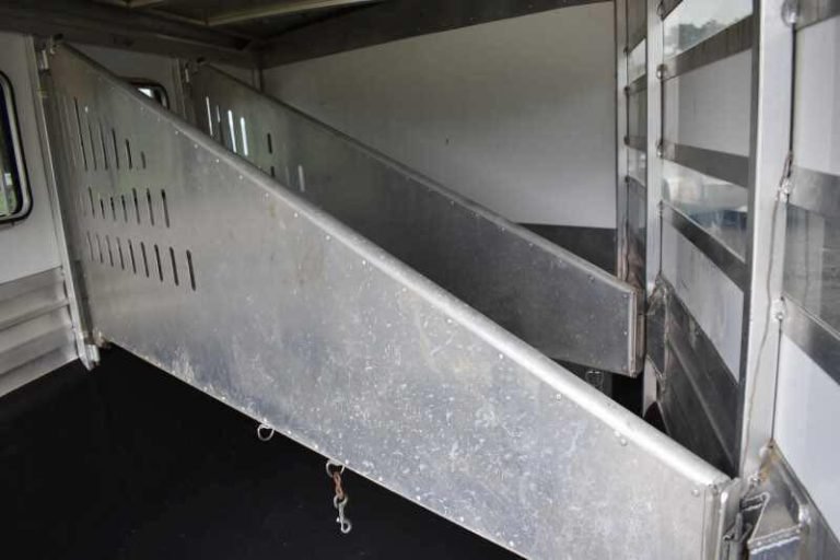 2012 CM 3HBP 3 Horse Trailer image 2