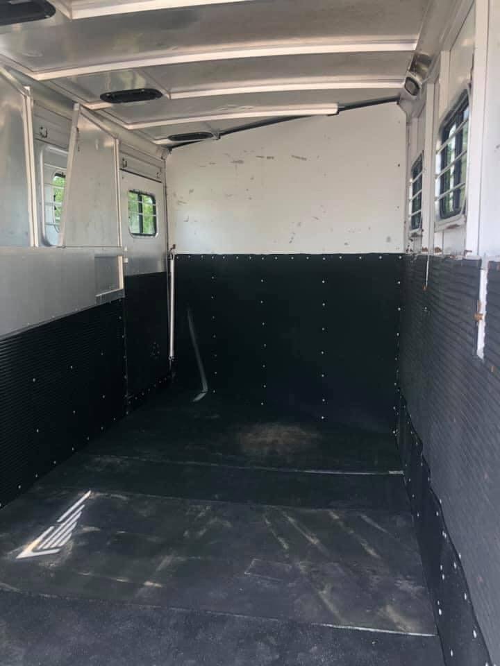 1998 Sundowner 3 Horse Slant image 5