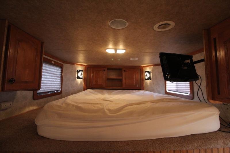 2008 Lakota 8415 w/Slide out 4 Horse Trailer image 7