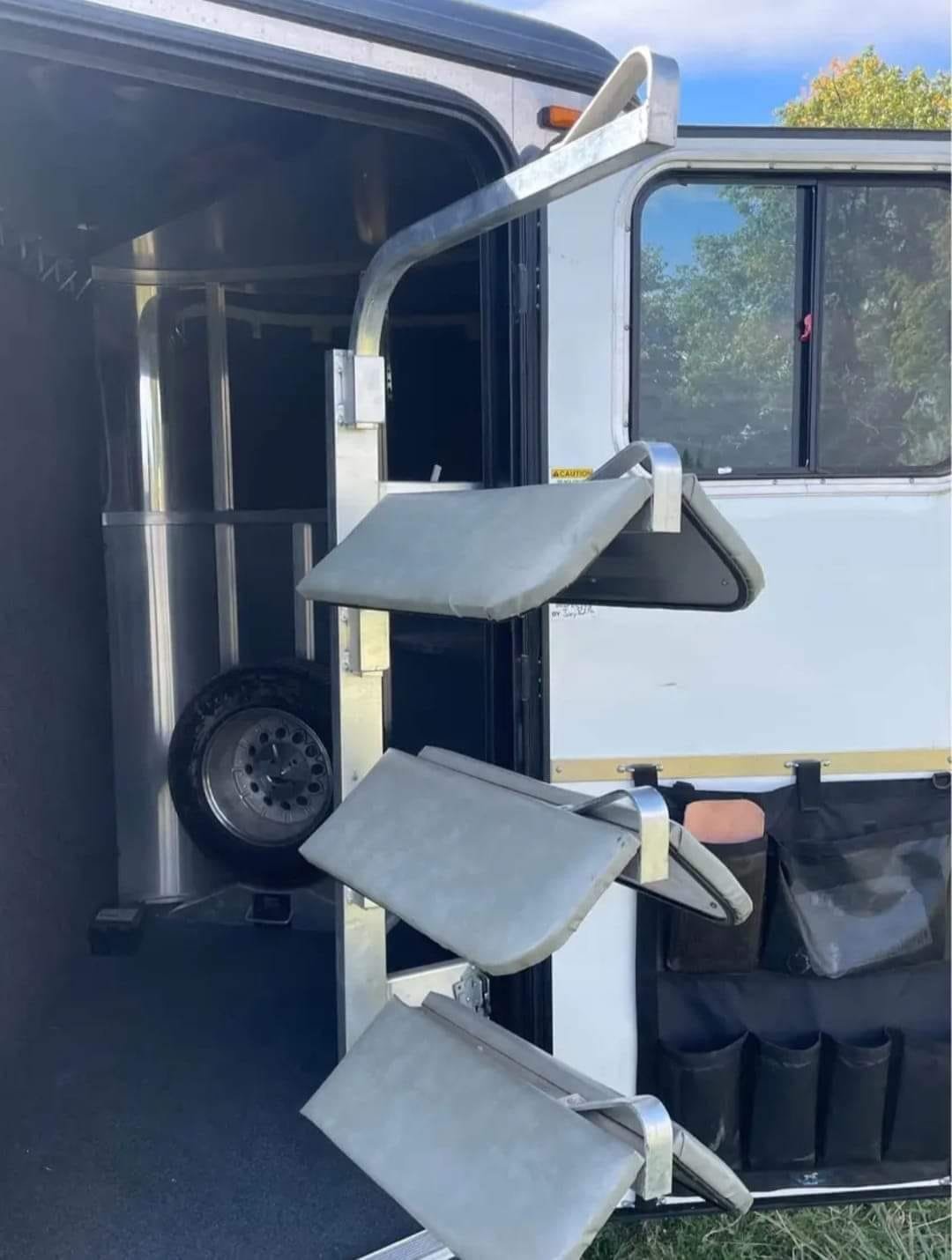 2005 classic aluminum 3 Horse monarch 16 foot image 4