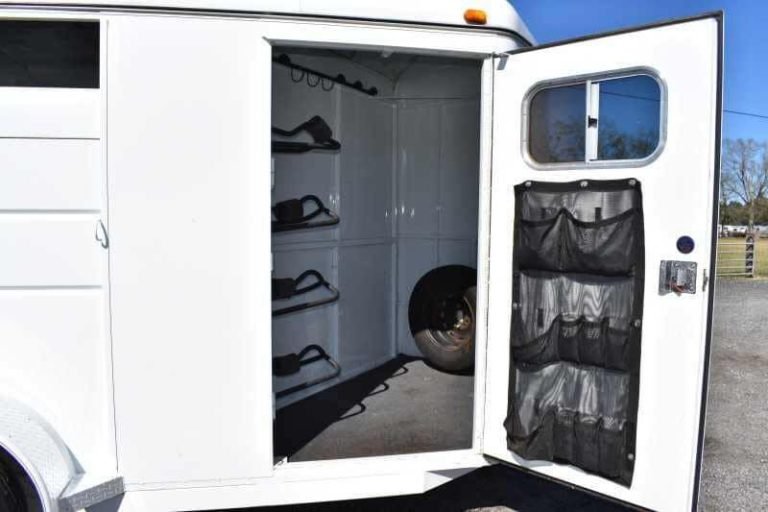 2002 Logan Coach 3HBP 3 Horse Trailer image 8