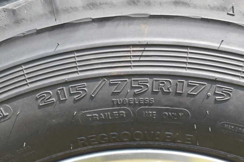 2013 Lakota Charger 8411LQ 4 Horse Trailer with 13′ Short Wall image 32