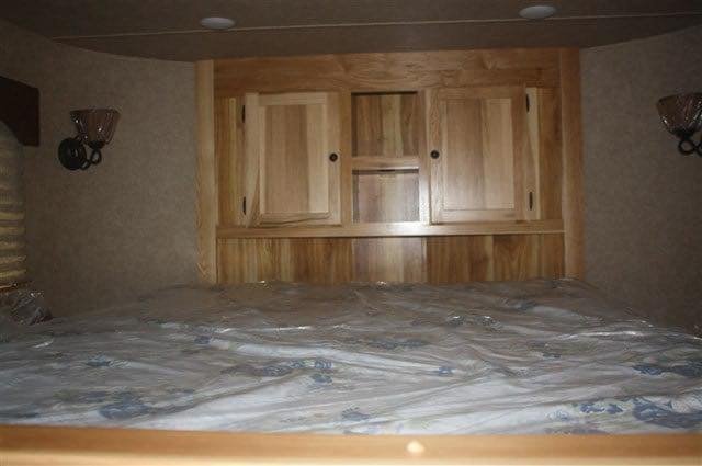 2019 Lakota Charger 4 Horse LQ with 15′ Short Wall image 15