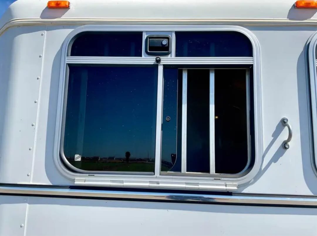 2007 Circle J 2 Horse Trailer Slant Load image 3