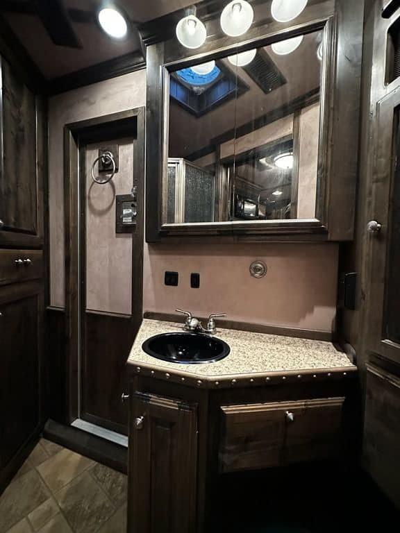 2009 Bloomer Trailers Evolution 10th Anniversary Edition 3-H 11′ LQ image 19